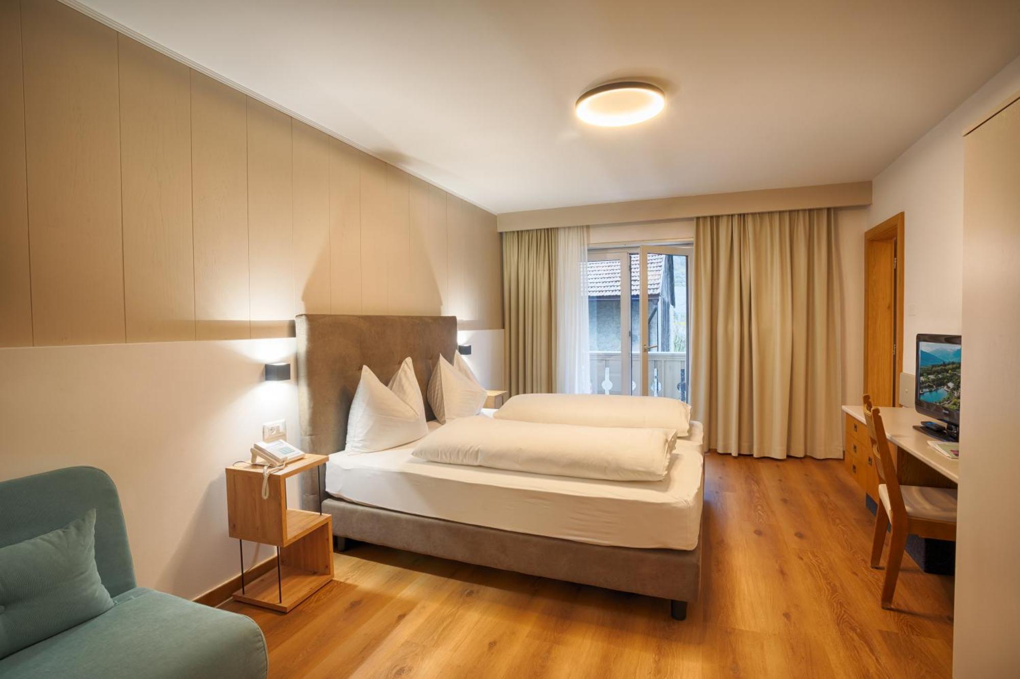 Hotel Lamm Naturns Exterior photo